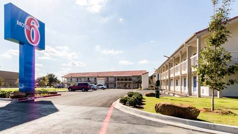 Motel 6 Dallas, TX - Farmers Branch | 13235 N Stemmons Fwy, Farmers Branch, TX 75234 | Phone: (972) 620-7333