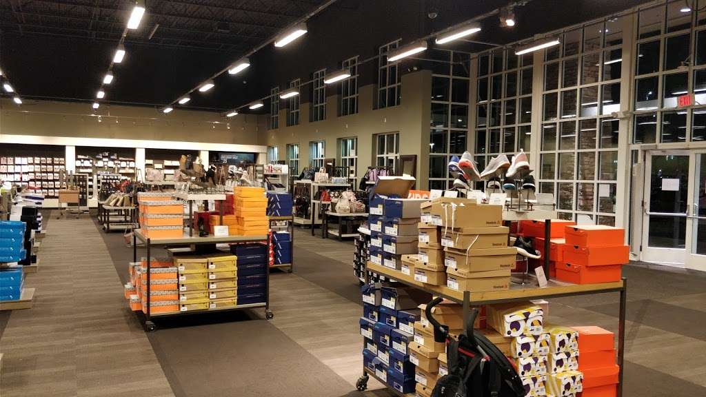 DSW Designer Shoe Warehouse | 21001 N Tatum Blvd, Phoenix, AZ 85050, USA | Phone: (480) 513-9348