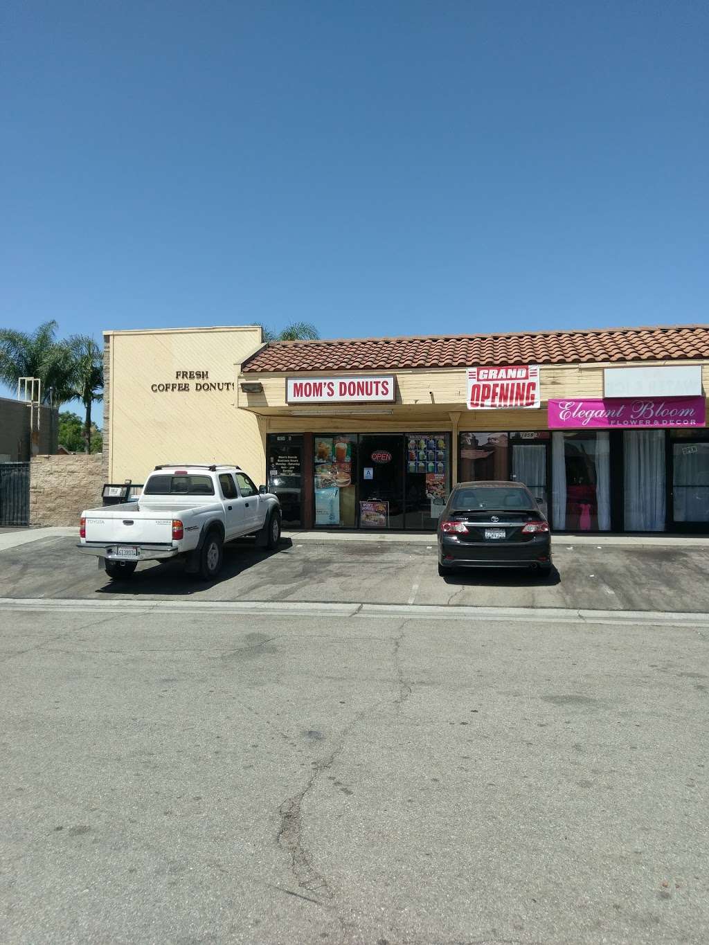 Moms Donuts | 1859 Vineyard Ave # A, Ontario, CA 91764, USA | Phone: (909) 982-8111