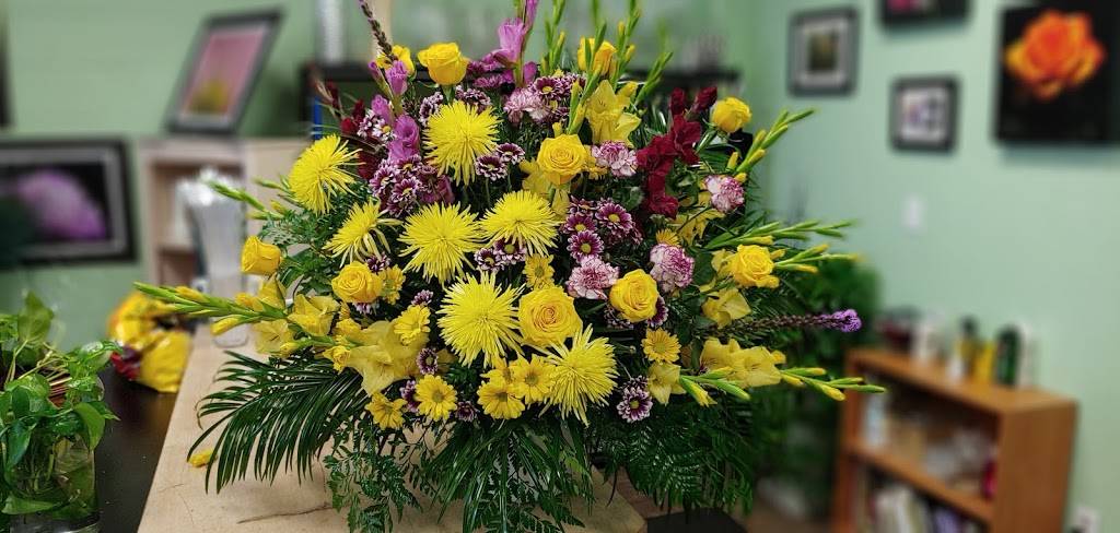 Broadway Florist | 225 S Broadway Ave, Moore, OK 73160 | Phone: (405) 793-8889