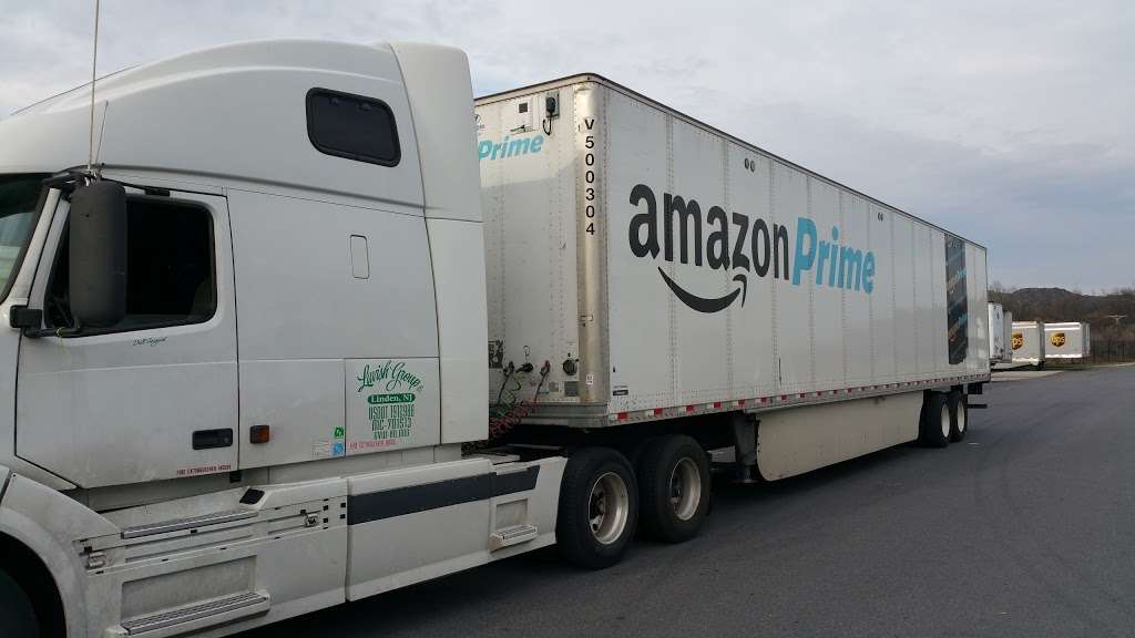 Amazon Fulfillment Center EWR5 - storage  | Photo 2 of 10 | Address: 301 Blair Rd, Avenel, NJ 07001, USA