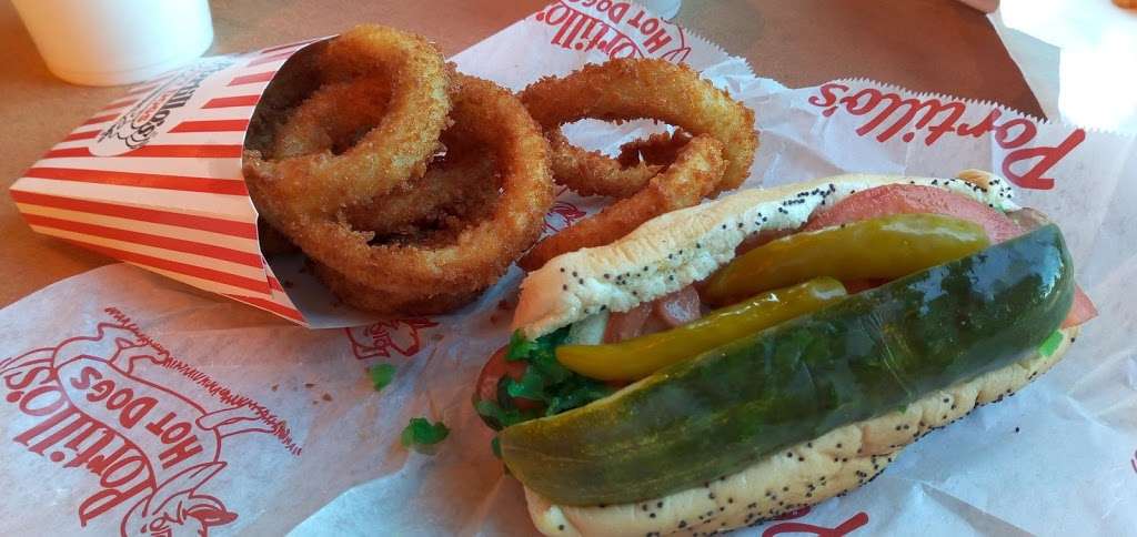 Portillos Hot Dogs | 3895 E Main St, St. Charles, IL 60174, USA | Phone: (630) 762-8484