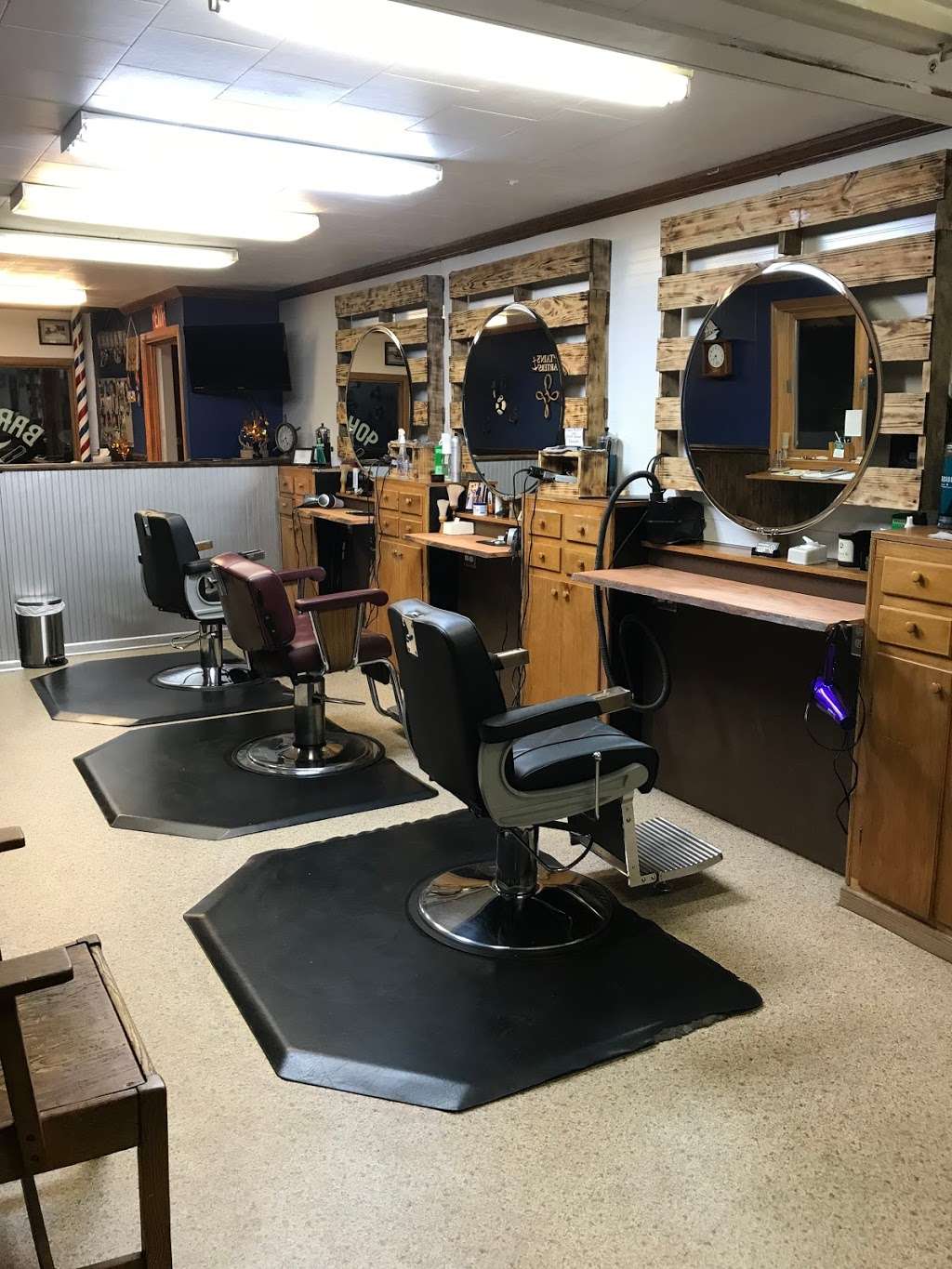 Your Great Escape Salon & Barbershop | 114 N Main St, Dousman, WI 53118, USA | Phone: (262) 965-2471