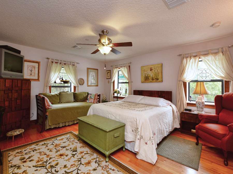 Cinnamon Inn Bed & Breakfast | 7241 Lake Ola Dr, Mt Dora, FL 32757, USA | Phone: (352) 383-6541