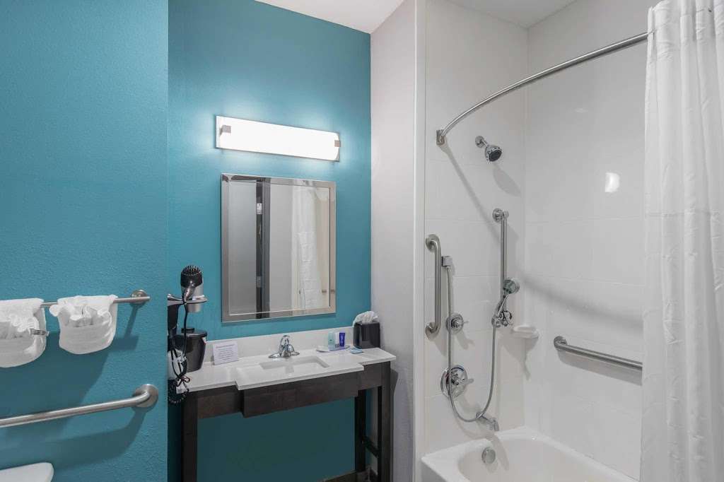 Clarion Inn & Suites Dfw North | 4770 Plaza Dr, Irving, TX 75063, USA | Phone: (972) 929-8888