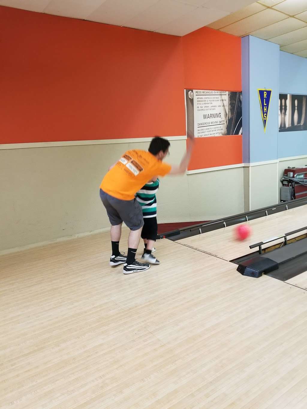 Lakes Bowl | 601 Railroad Ave, Round Lake, IL 60073, USA | Phone: (847) 546-2800