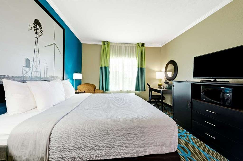 Super 8 by Wyndham San Antonio/Alamodome Area | 723 Hot Wells Blvd, San Antonio, TX 78223, USA | Phone: (210) 265-8888