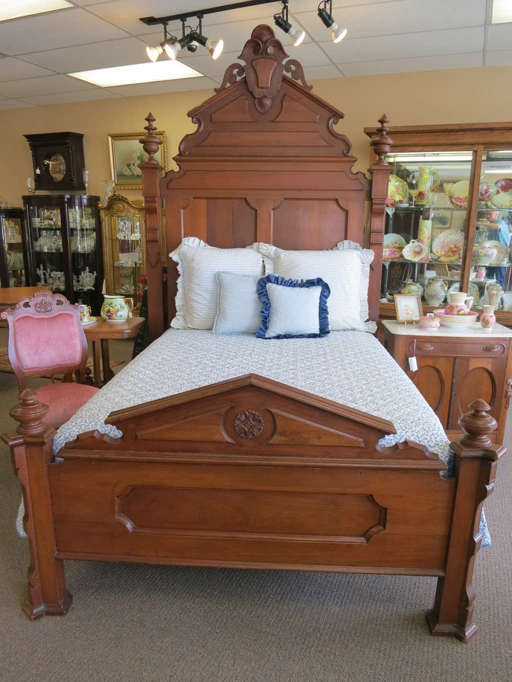 Crossroads Antiques | 1122 W Dallas St, Conroe, TX 77301, USA | Phone: (936) 539-5113