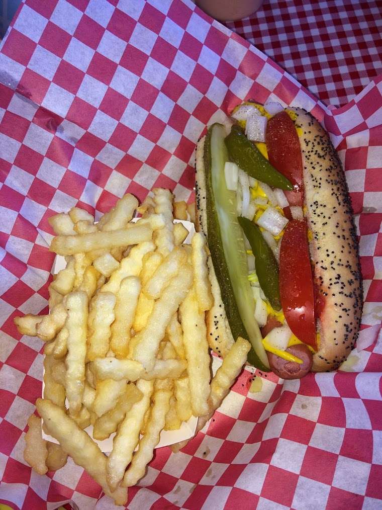 Roys Chicago Doggery & Italian Beef | 84 Corona Rd, Petaluma, CA 94954, USA | Phone: (707) 774-1574