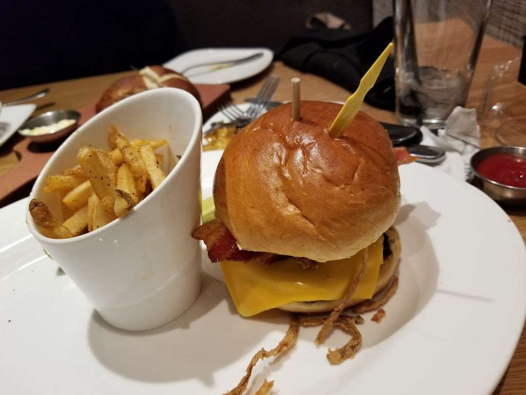 Cooper's Hawk Winery & Restaurant, 950 Lake St, Oak Park, IL 60301, USA