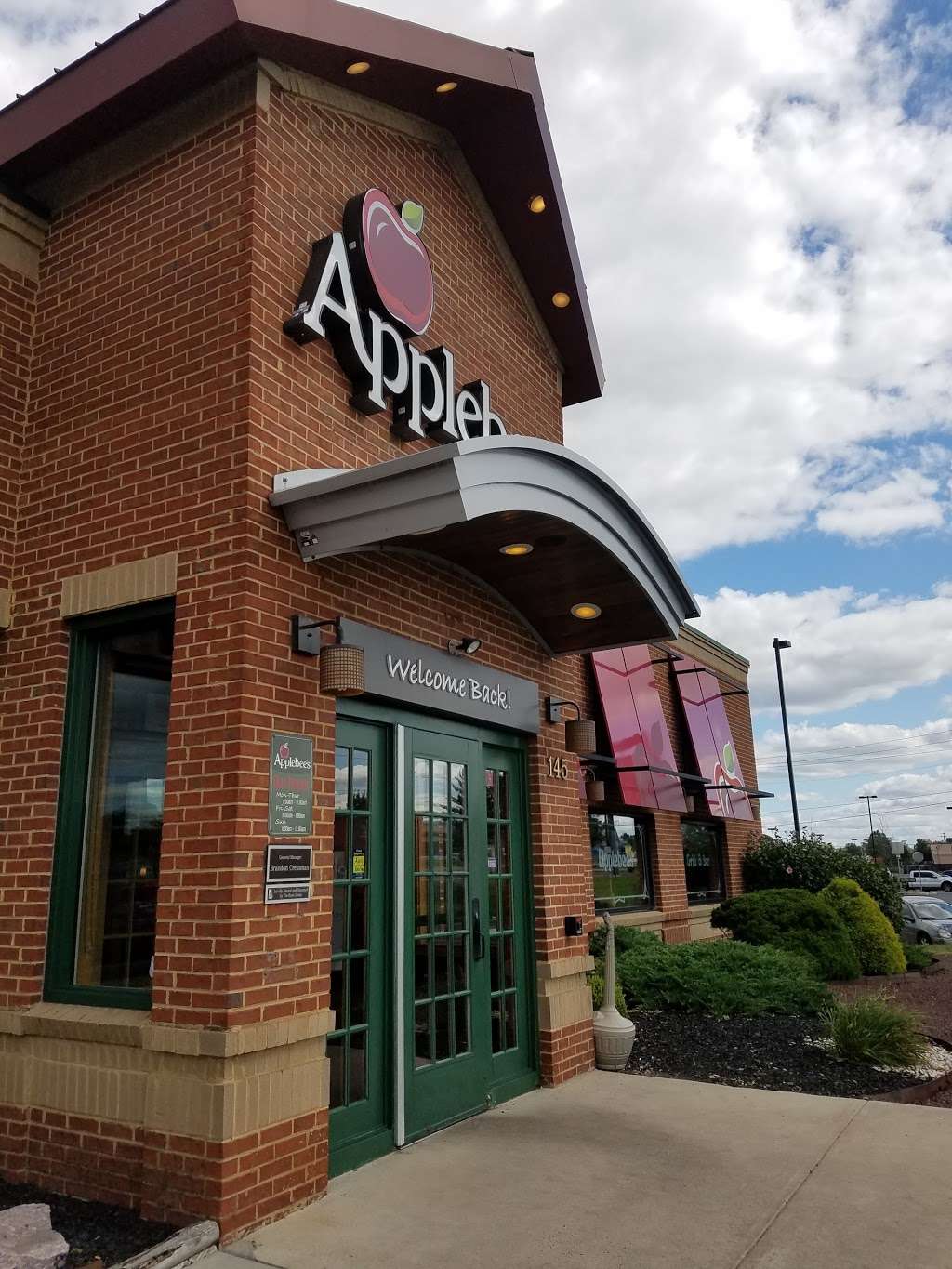 Applebees Grill + Bar | 145 N West End Blvd, Quakertown, PA 18951, USA | Phone: (215) 529-0334