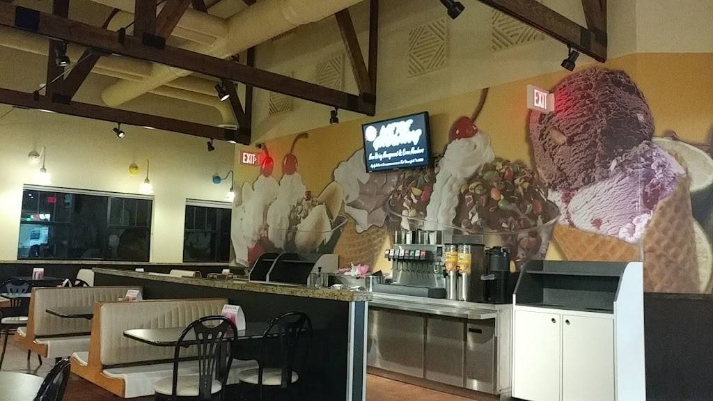 Braum's Ice Cream & Burger Restaurant, 2201 N Rock Rd