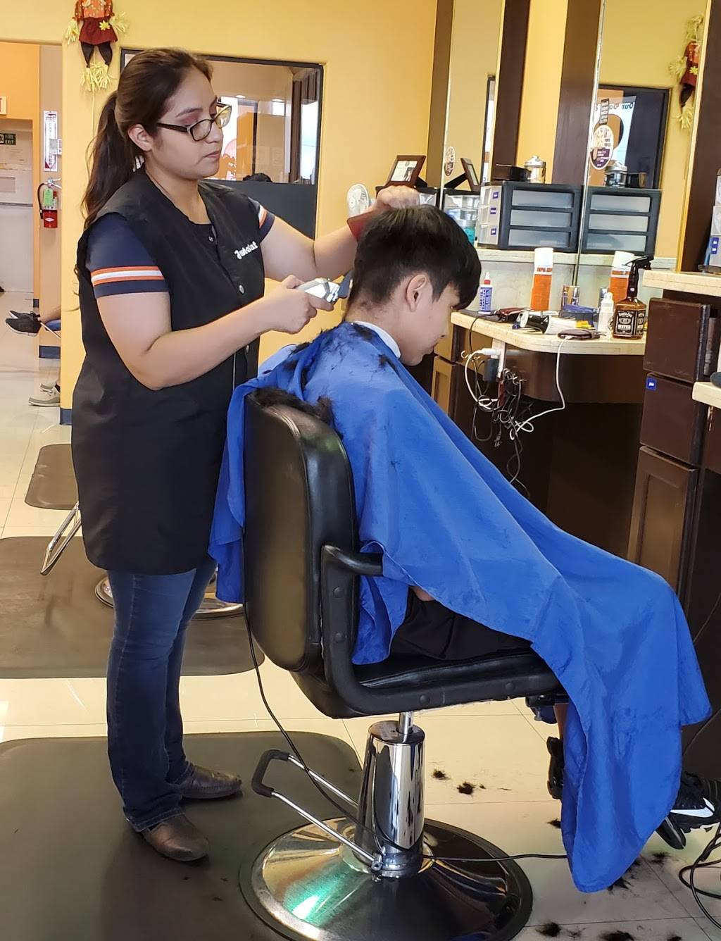 Just a Cut | 4311 Clark Blvd # 1, Laredo, TX 78043, USA | Phone: (956) 728-8819