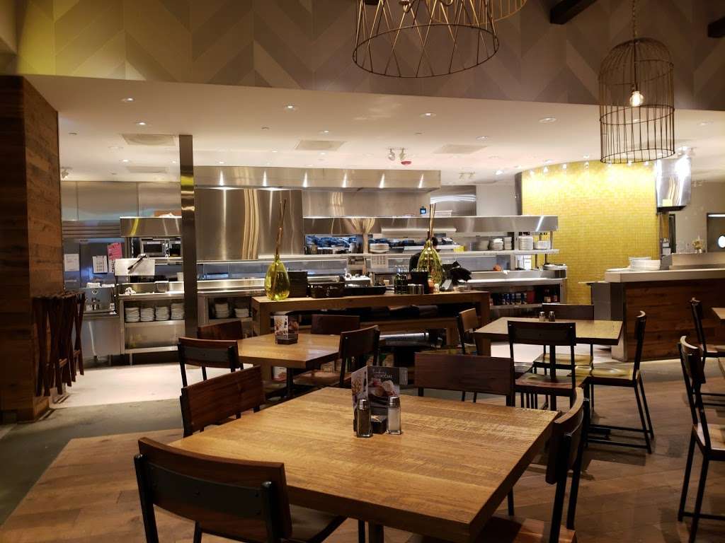 California Pizza Kitchen at MarketStreet Lynnfield | 1150 Market St, Lynnfield, MA 01940, USA | Phone: (781) 406-4015