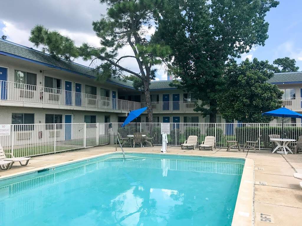 Motel 6 Conroe | 820 Interstate 45 S, Conroe, TX 77304, USA | Phone: (936) 760-4003