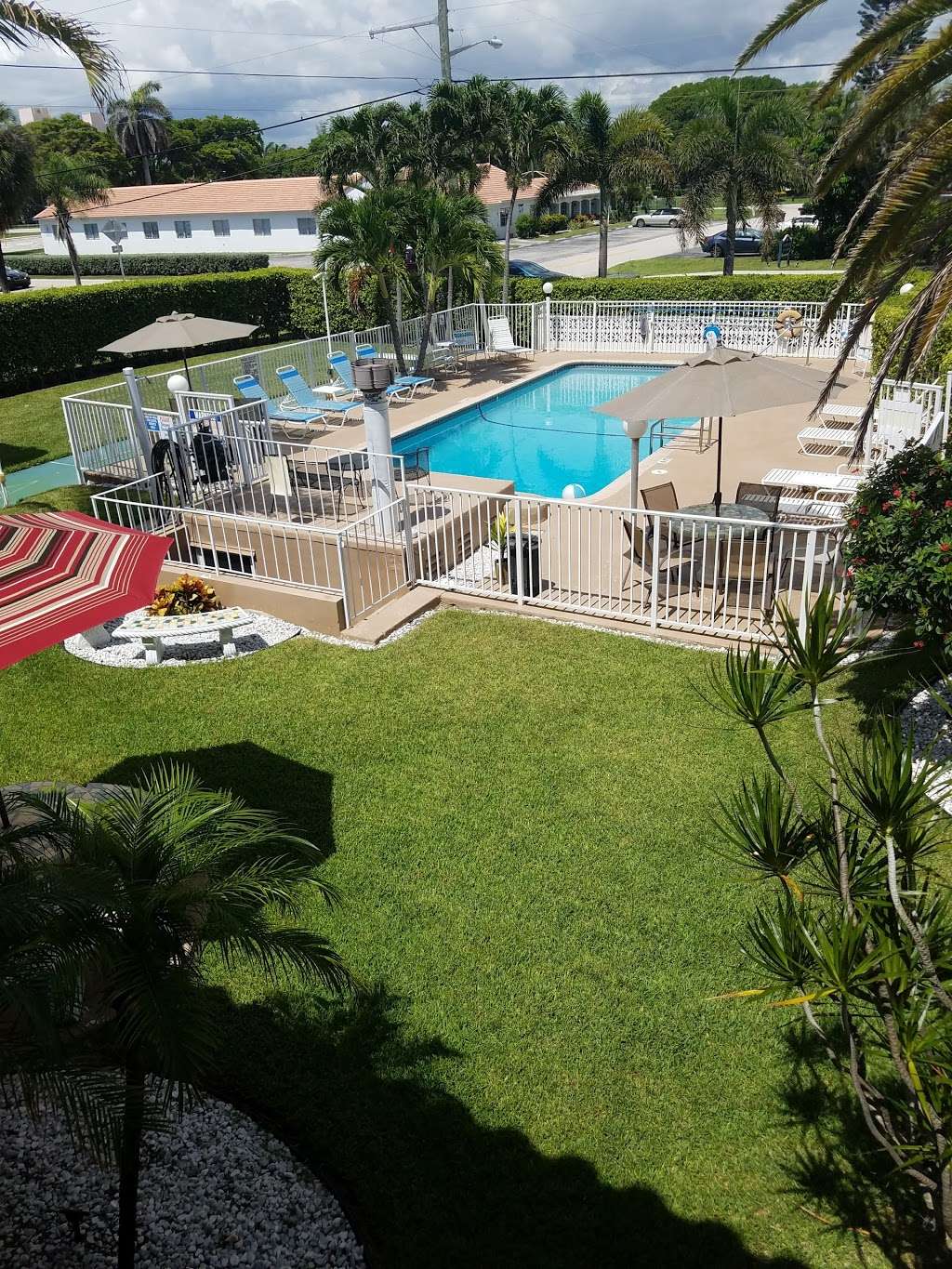 Tropic Isle Beach Resort | 370 SE 20th Ave, Deerfield Beach, FL 33441, USA | Phone: (954) 427-1000