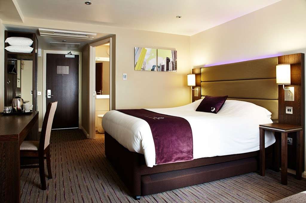 Premier Inn Sevenoaks | Hitchen Hatch Ln, Sevenoaks TN13 3BE, UK | Phone: 0333 003 0025