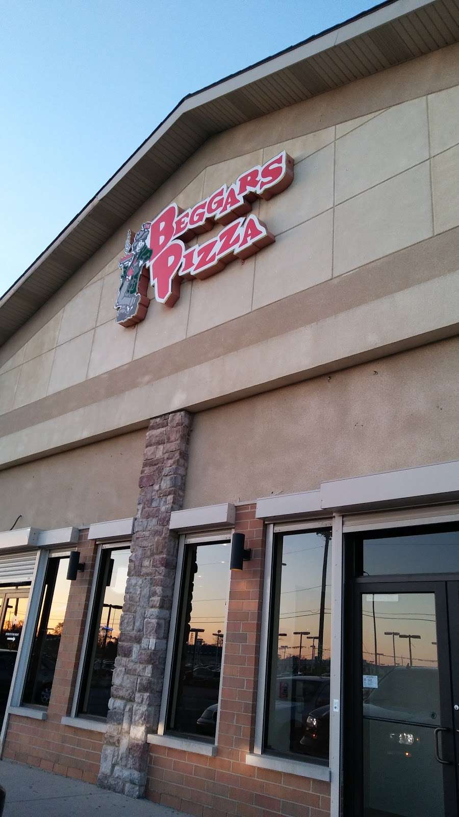 Beggars Pizza | 369 E 147th St, Harvey, IL 60426 | Phone: (708) 333-2900