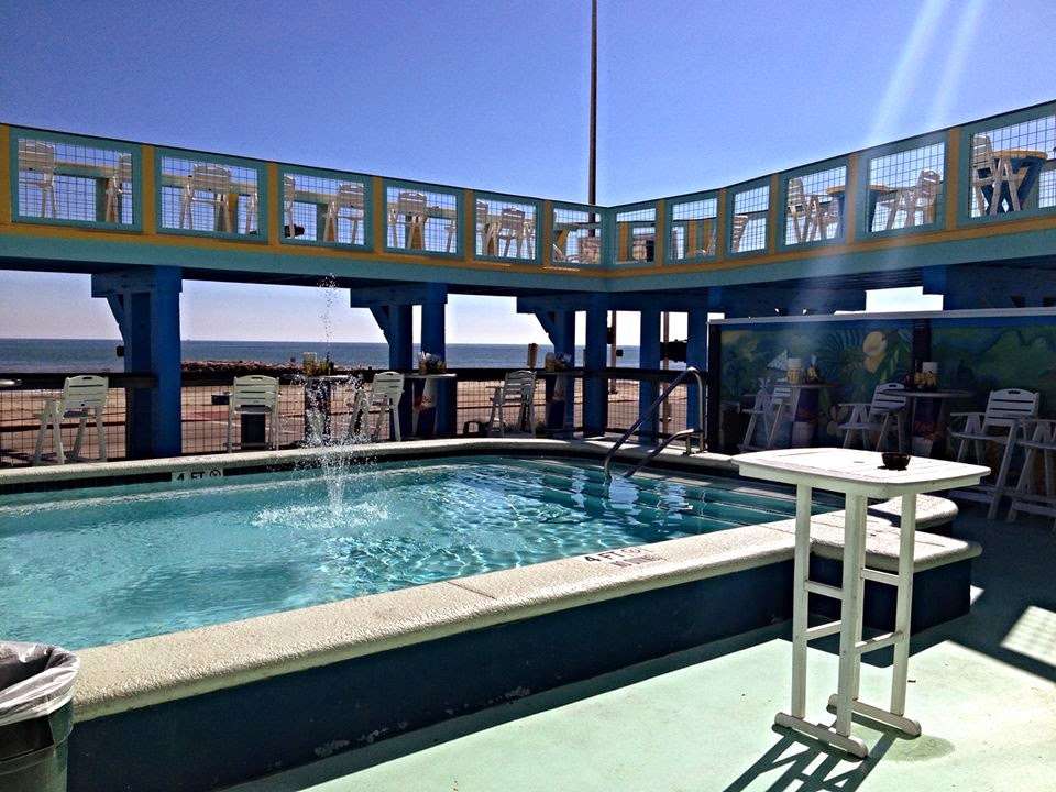 Float Pool & Patio Bar | 2828 Seawall Blvd, Galveston, TX 77550, USA | Phone: (409) 765-7946