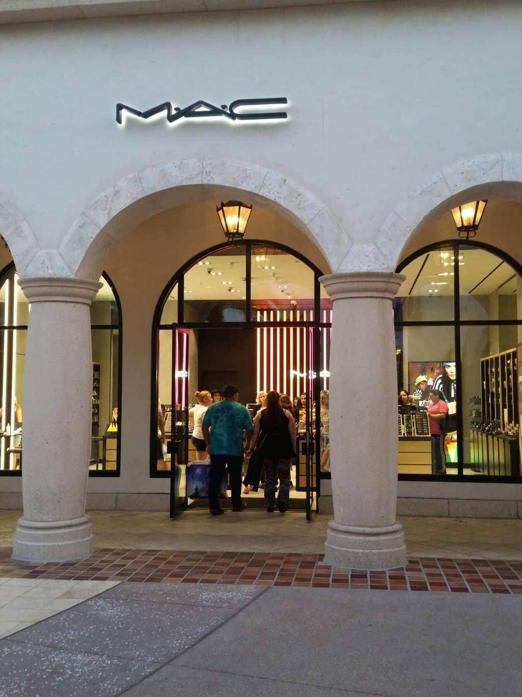 MAC Cosmetics | 1530 Buena Vista Dr #1b, Lake Buena Vista, FL 32830, USA | Phone: (407) 560-8368