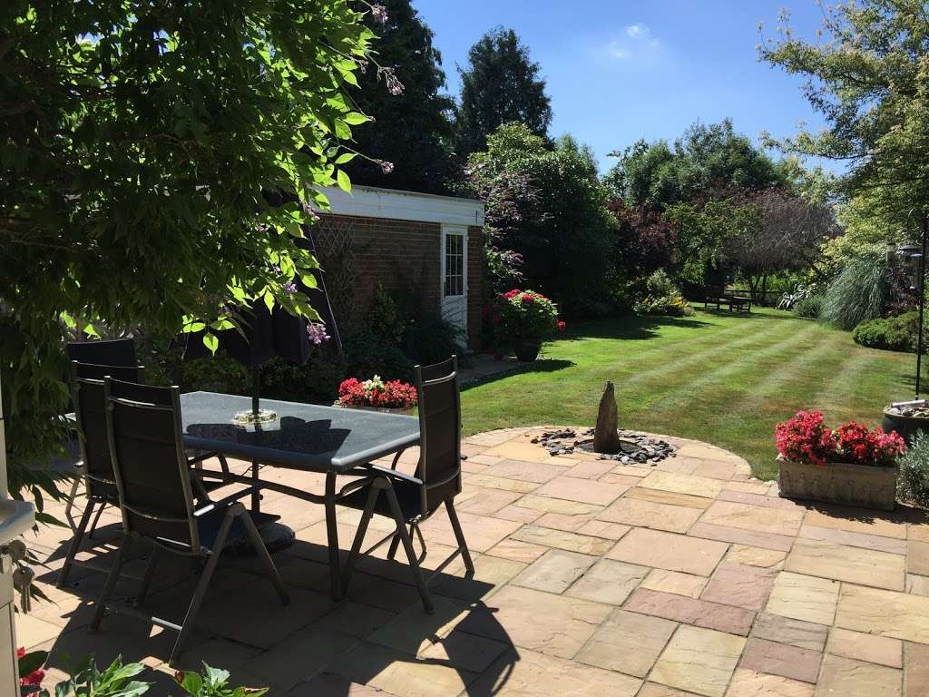 Shoscombe Bed and Breakfast | Mill Hill, Edenbridge TN8 5DA, UK | Phone: 01732 866781