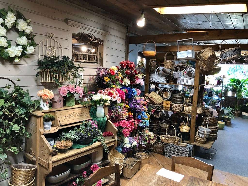 Floral Villa Flowers & Gifts | 208 S Wisconsin St, Whitewater, WI 53190, USA | Phone: (262) 473-6444