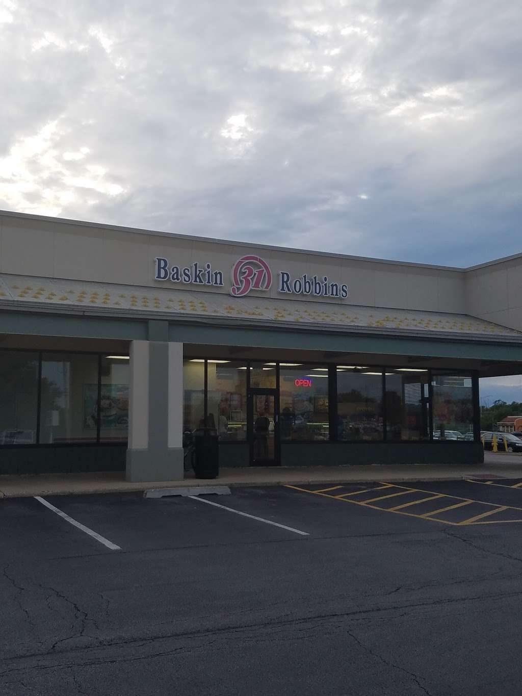 Baskin-Robbins | 171 North Ave, Glendale Heights, IL 60139, USA | Phone: (630) 682-1107