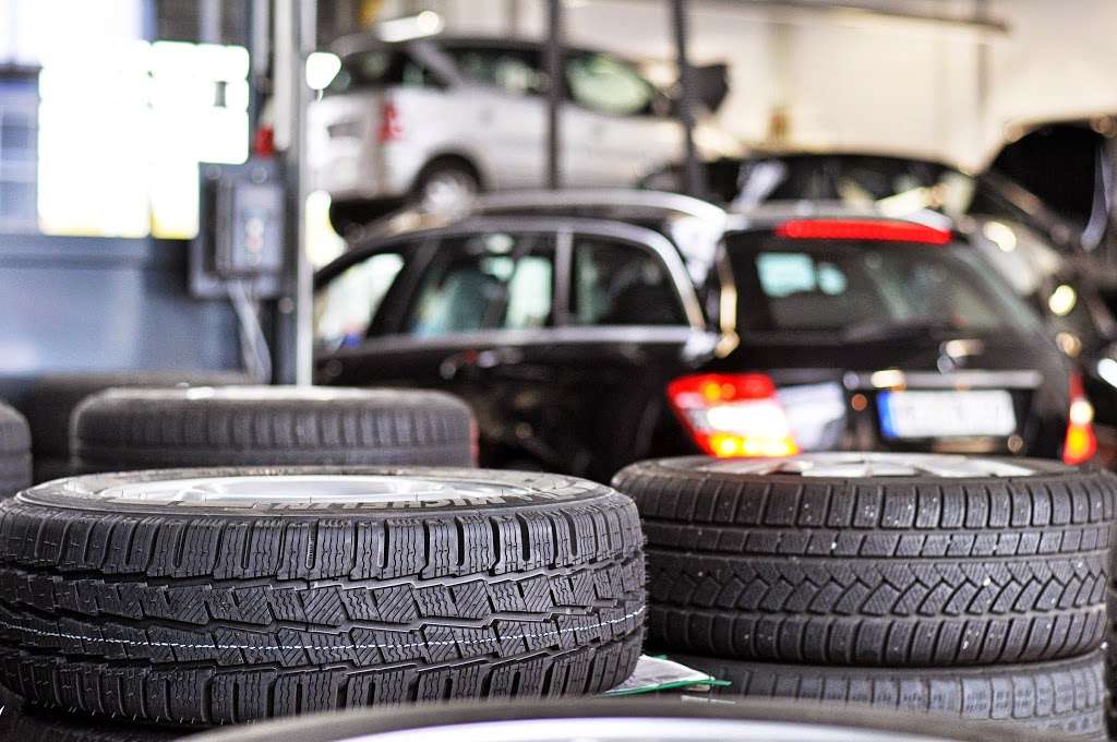 Discount Tire & Service, Inc. | 430 S 2nd St, St. Charles, IL 60174 | Phone: (630) 584-1277