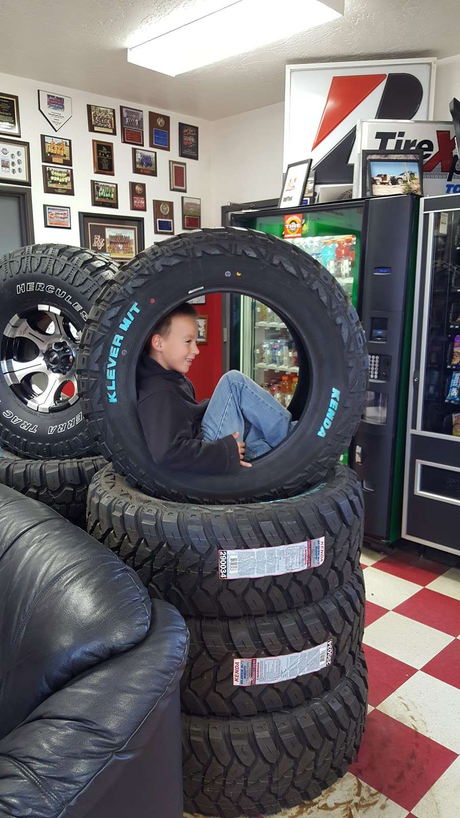 Town & Country Tire Apple Valley | 21068 Bear Valley Rd, Apple Valley, CA 92308, USA | Phone: (760) 240-5555