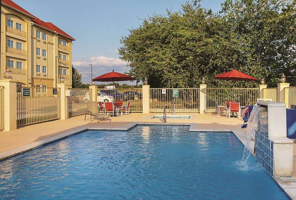 La Quinta Inn & Suites by Wyndham Dallas - Hutchins | 1000 Dowdy Ferry Rd, Hutchins, TX 75141 | Phone: (214) 269-1015