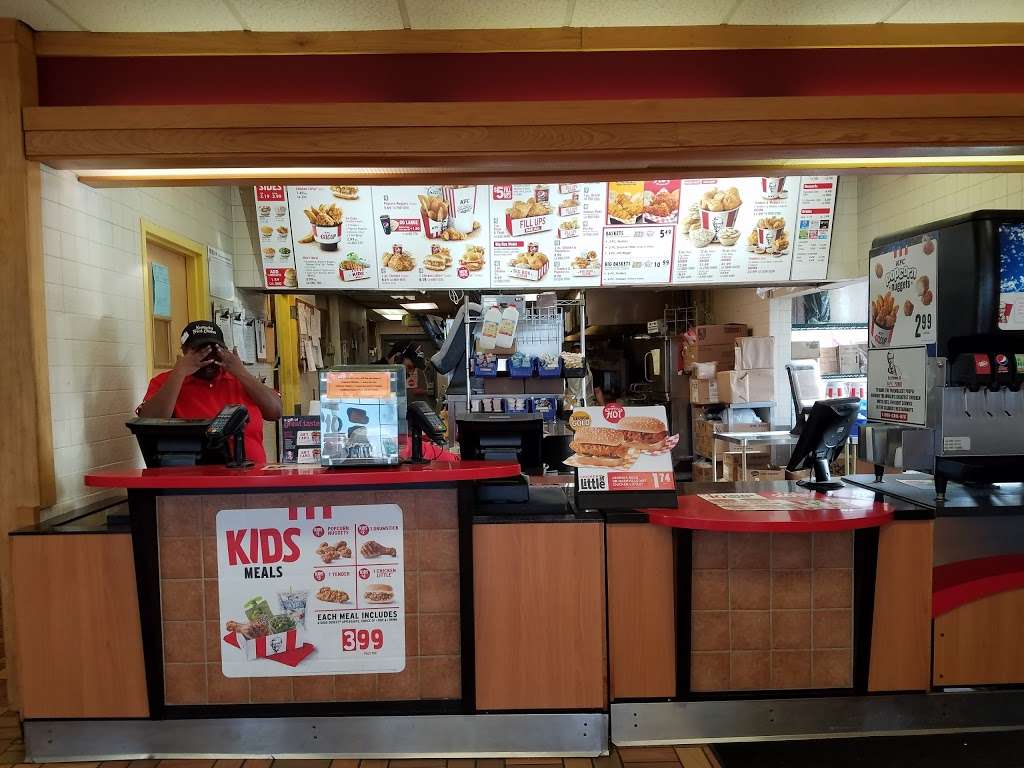 KFC | 20351 W Bluemound Rd, Waukesha, WI 53186, USA | Phone: (262) 784-4144