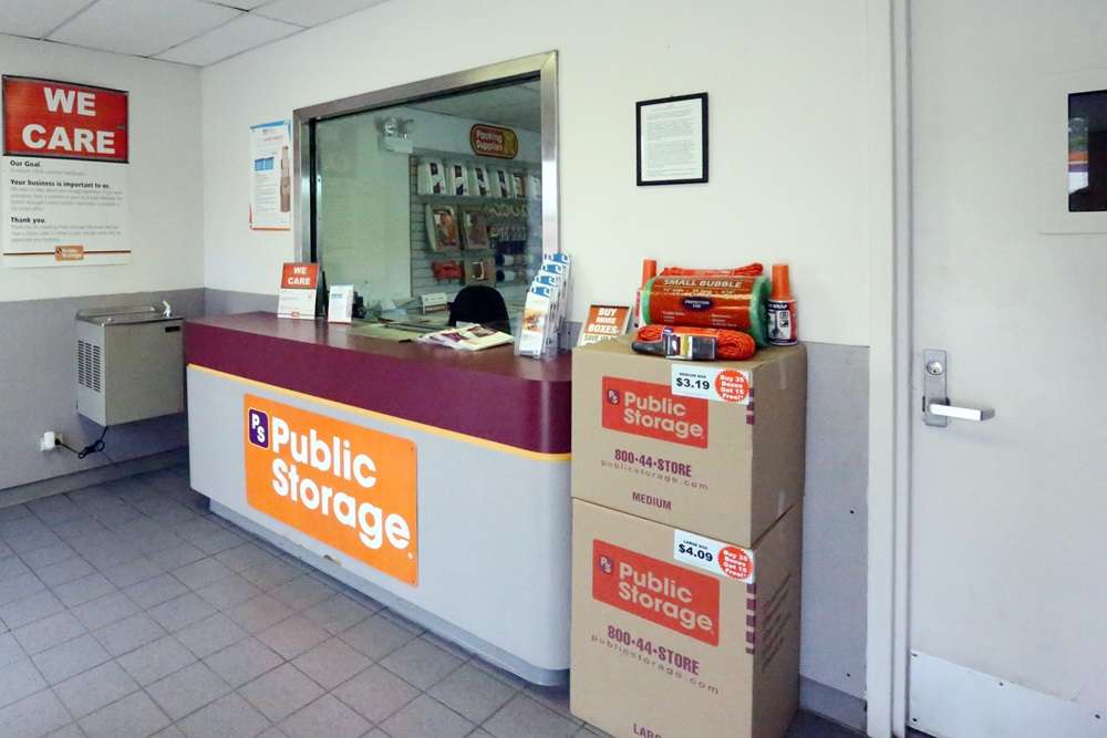 Public Storage | 8484 S South Chicago Ave, Chicago, IL 60617, USA | Phone: (773) 492-2047