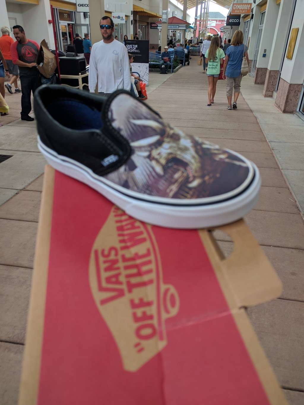 Vans | 1 Premium Outlet Blvd #815, Tinton Falls, NJ 07753, USA | Phone: (732) 493-1516