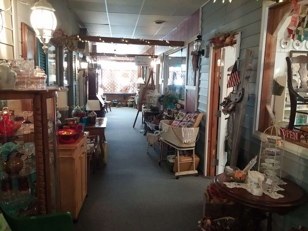 Greentown Mini Mall | 107 W Main St, Greentown, IN 46936 | Phone: (765) 628-7570