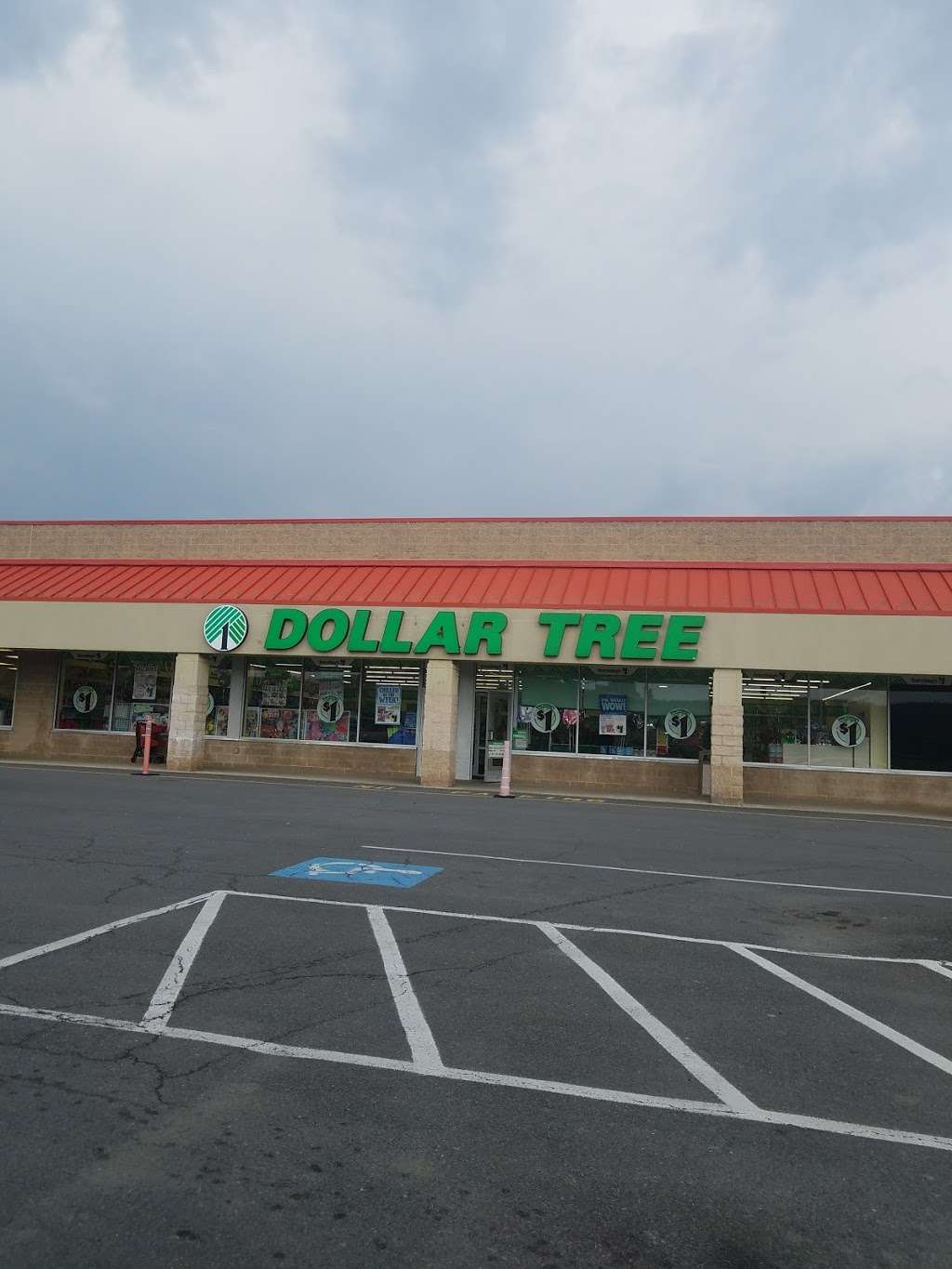 Dollar Tree | 7 Gold Star Plaza, Shenandoah, PA 17976, USA | Phone: (272) 333-6052