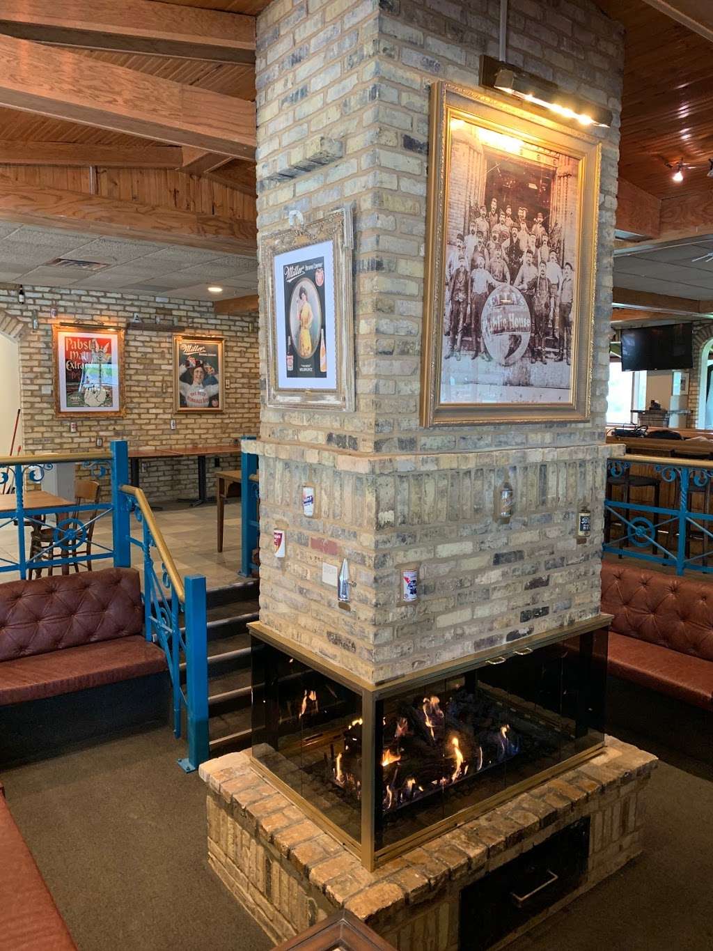 Ellas Public House | W325S1767 Mickle Rd, Delafield, WI 53018, USA | Phone: (262) 201-4545