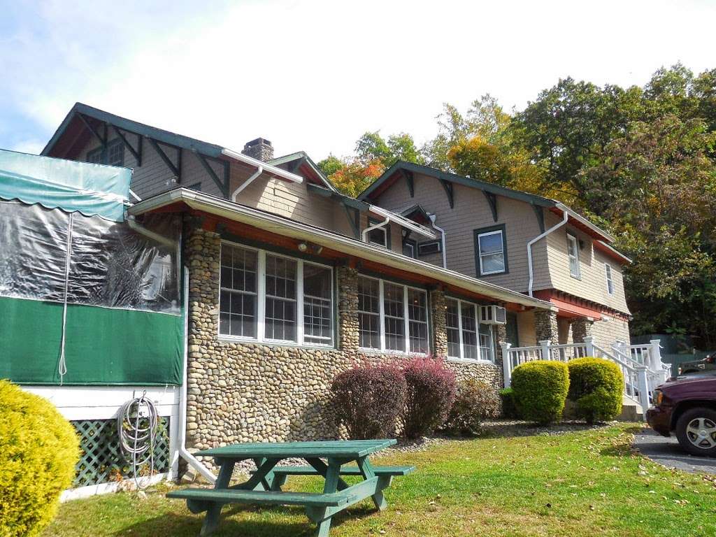 Emerald Point Restaurant & Marina | 2640, 40 Sterling Rd, Greenwood Lake, NY 10925, USA | Phone: (845) 477-2275