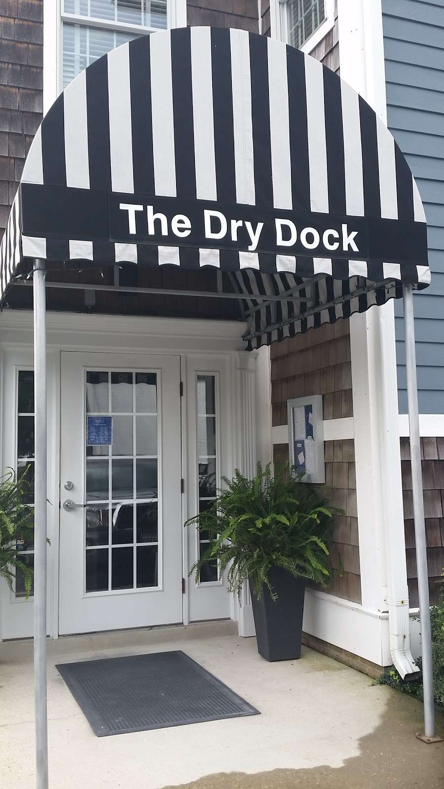 Zahnisers Dry Dock Restaurant | 251 C St, Solomons, MD 20688 | Phone: (410) 326-4817