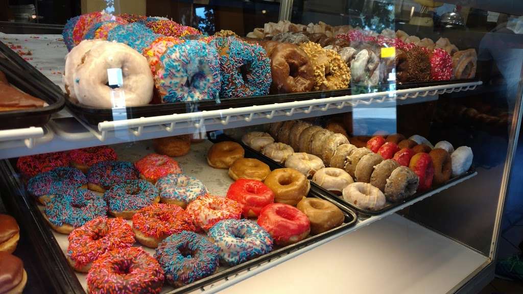 Daylight Donuts of Leavenworth | 323 Elm St, Leavenworth, KS 66048, USA | Phone: (913) 250-6186