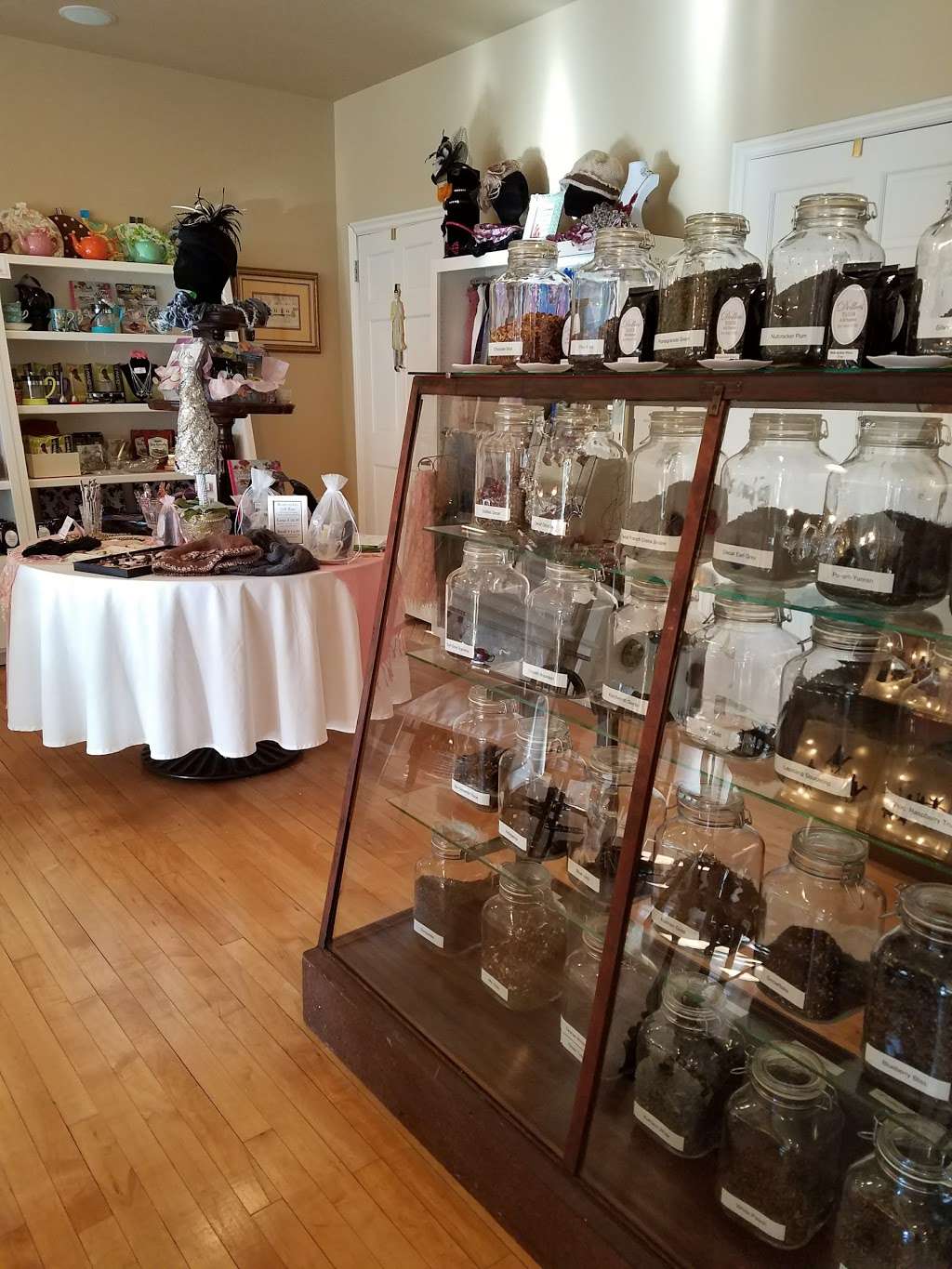 Dollies Tea Room & Gift Emporium | 150 Cumberland St, Clear Spring, MD 21722, USA | Phone: (301) 842-2720