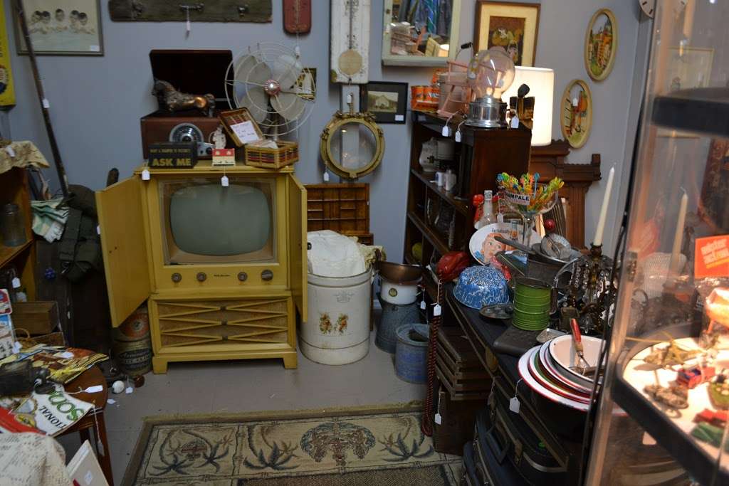 Montgomery Antique Center | 40 Railroad Ave, Montgomery, NY 12549, USA | Phone: (845) 457-7100