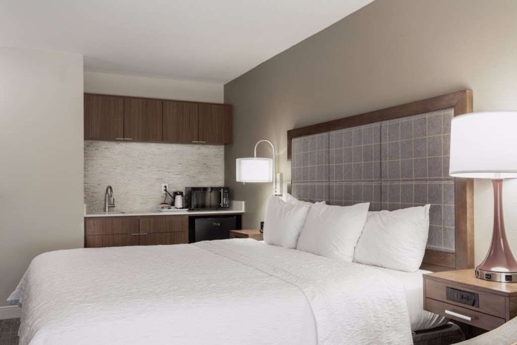 Hampton Inn & Suites Dallas-DFW Airport North-Grapevine | 1750 North, TX-121, Grapevine, TX 76051, USA | Phone: (972) 471-5000