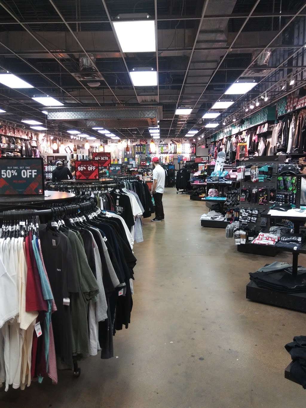 Zumiez | 3000 Grapevine Mills Pkwy #606, Grapevine, TX 76051, USA | Phone: (972) 874-7259