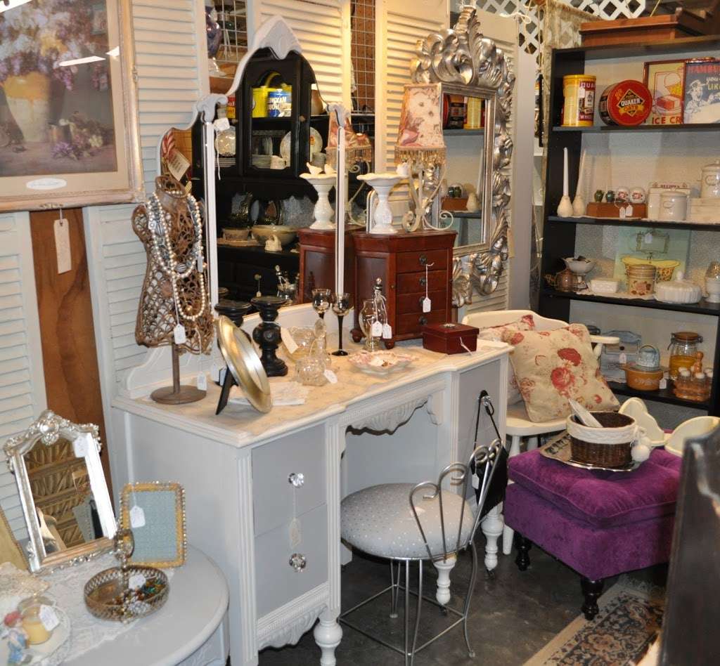 Happy Rock Antiques | 100 NW 72nd St, Gladstone, MO 64118, USA | Phone: (816) 569-0949