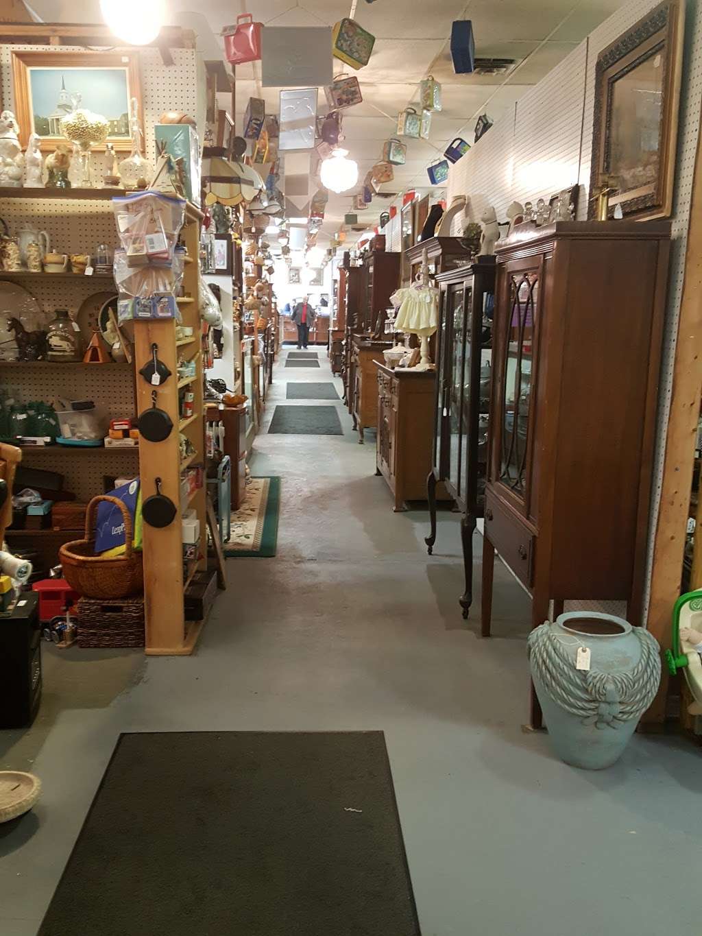 Gordonsville Antique & Flea | 403 James Madison Hwy, Gordonsville, VA 22942, USA | Phone: (540) 832-7376