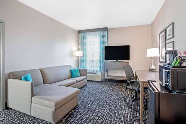 La Quinta Inn & Suites by Wyndham Corpus Christi - Portland | 201 Buddy Ganem Dr, Portland, TX 78374, USA | Phone: (361) 777-2777