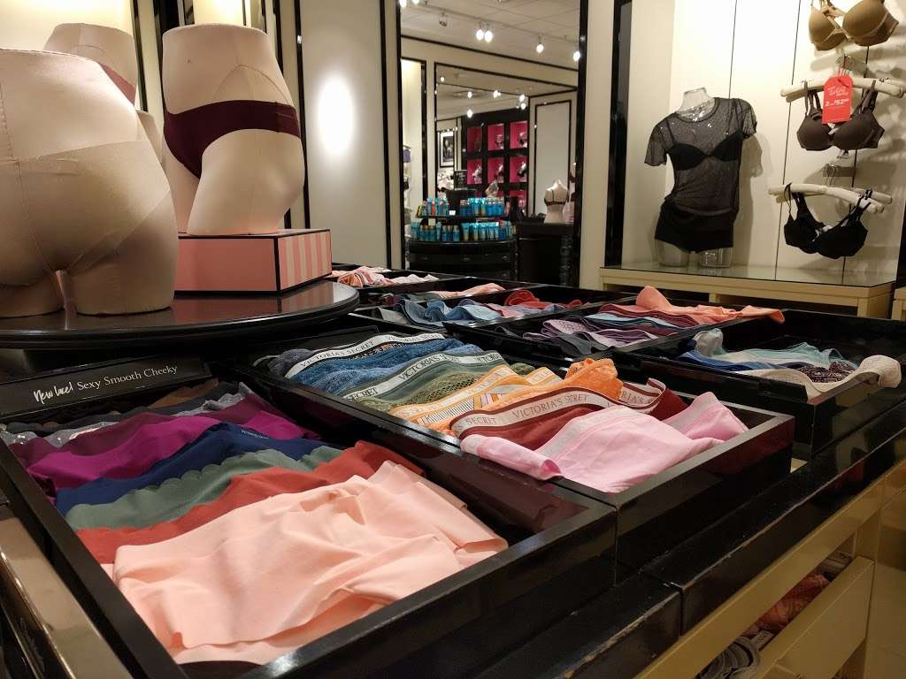 Victorias Secret & PINK | 1555, Town Center, #170, Simi Valley, CA 93063 | Phone: (805) 527-8467