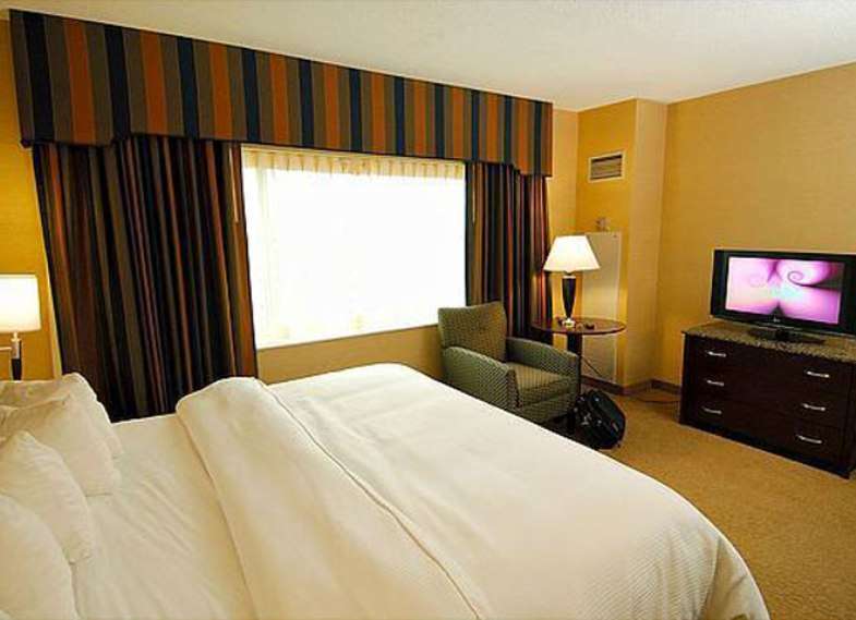 Holiday Inn and Suites Chicago OHare Rosemont Hotel | 10233 W Higgins Rd, Rosemont, IL 60018, USA | Phone: (847) 954-8600