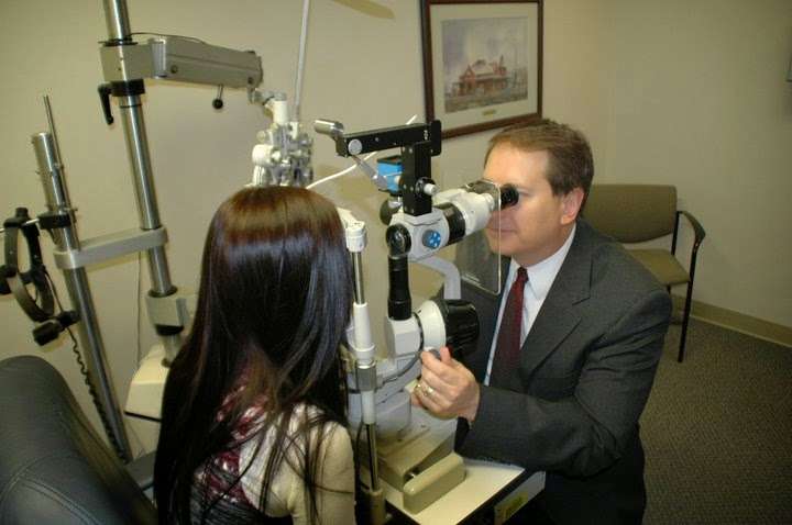 Family EyeCare Center | 2301 10th Ave, Leavenworth, KS 66048, USA | Phone: (913) 682-2929