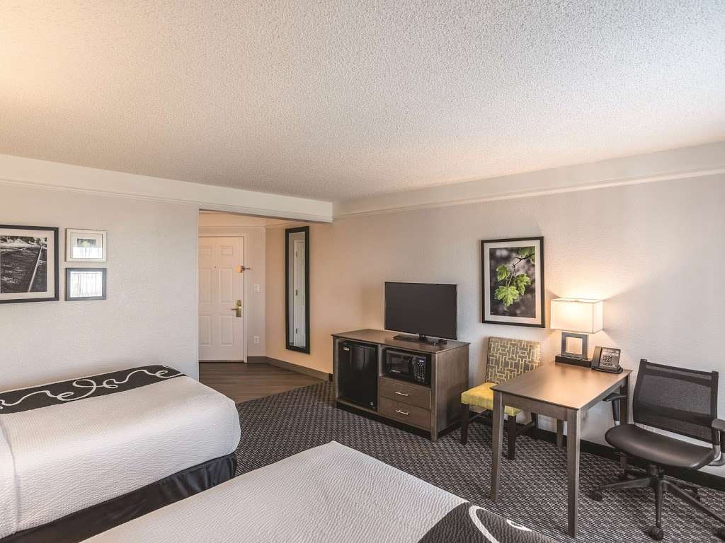 La Quinta Inn & Suites by Wyndham Phoenix Chandler | 15241 S 50th St, Phoenix, AZ 85044, USA | Phone: (480) 961-7700